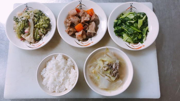 110年1月4日菜色(主食-白米飯、主菜-沙茶燒肉、副菜-什錦雙花菜、蔬菜-油菜、湯品-肉骨茶湯)