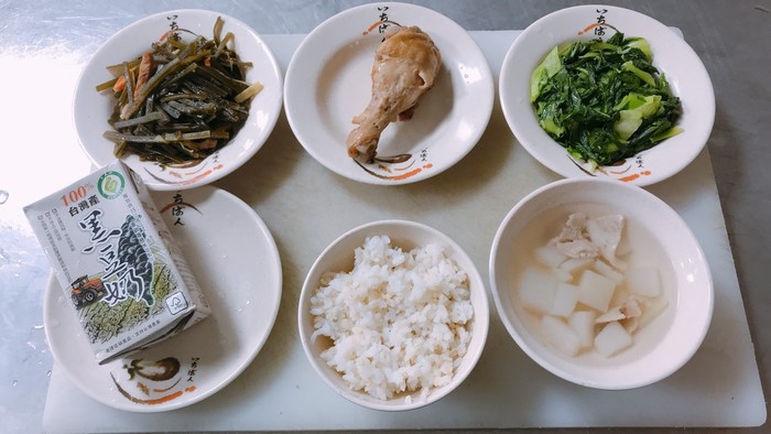110年1月5日菜色(主食-糙米飯、主菜-滷雞腿、副菜-麻油海絲、蔬菜-有機廣島菜、湯品-結頭菜肉片湯、附餐-豆漿)