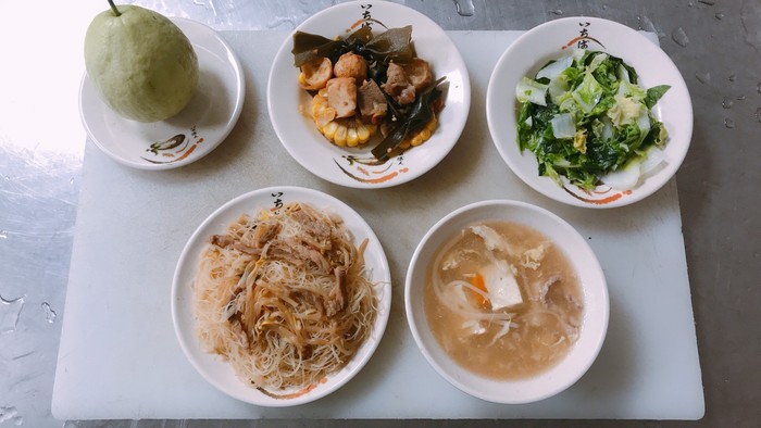 10年1月6日菜色(主食-風城米粉、主菜-綜合滷味、蔬菜-鵝白菜、湯品-酸辣湯、附餐-芭樂)