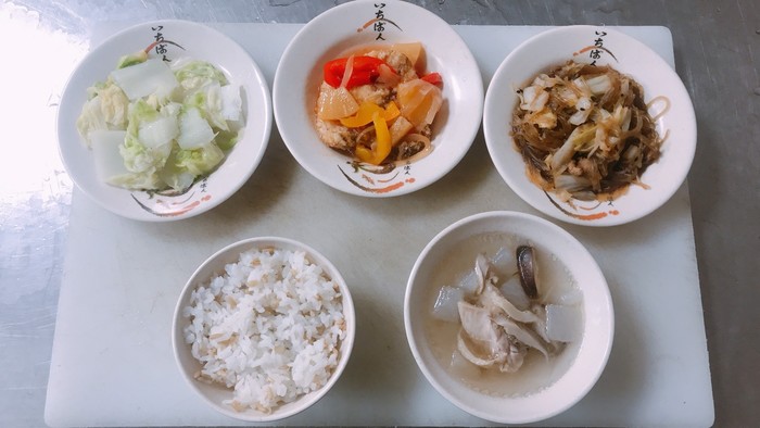 110年1月7日菜色(主食-燕麥飯、主菜-糖醋鮮魚、副菜-螞蟻上樹、蔬菜-有機轉型期包心白菜、湯品-鮮菇雞湯)