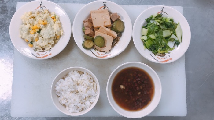 110年1月8日菜色(主食-麥片飯、主菜-三杯百頁、副菜-玉米炒蛋、蔬菜-青江菜、湯品-QQ紅豆湯)