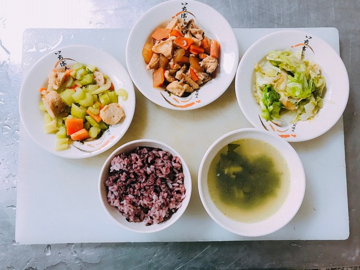 110年1月11日菜色(主食-紫米飯、主菜-紅燒雞丁、副菜-西芹炒黑輪、蔬菜-美生菜、湯品-海裙蛋花湯)