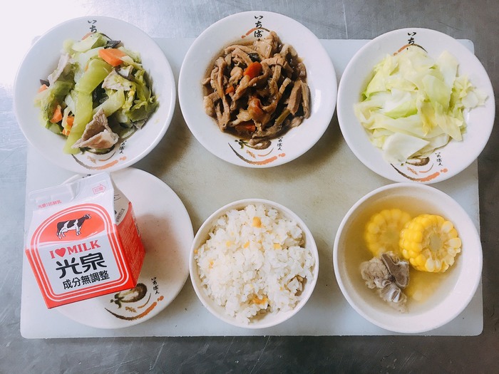 110年1月12日菜色(主食-地瓜飯、主菜-黑胡椒豬柳、副菜-芥菜鮮燴、蔬菜-有機高麗菜、湯品-玉米排骨湯、附餐-乳品)