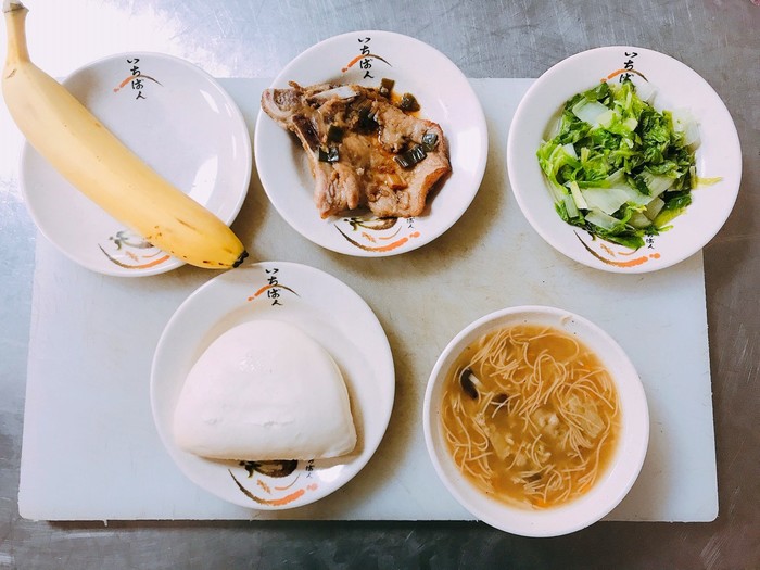 110年1月13日菜色(主食-刈包、主菜-御膳大排、蔬菜-鵝白菜、湯品-麵線糊、附餐-香蕉)