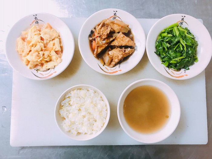 110年1月15日菜色(主食-小米飯、主菜-菇燒油腐、副菜-番茄炒蛋、蔬菜-菠菜、湯品-綠豆薏仁湯)