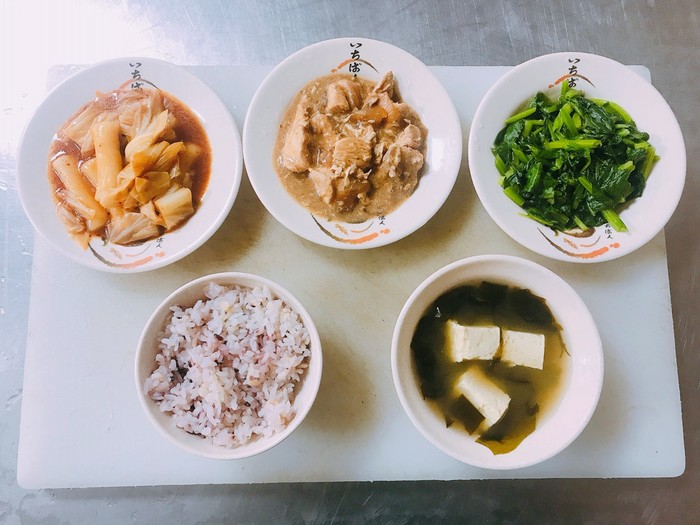110年1月18日菜色(主食-五穀飯、主菜-親子丼、副菜-韓式年糕、蔬菜-菠菜、湯品-小魚海芽味噌湯)