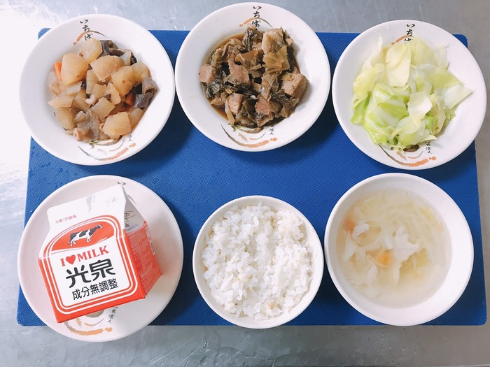 110年1月19日菜色(主食-糙米飯、主菜-筍干燒肉、副菜-開陽蘿蔔、蔬菜-有機高麗菜、湯品-金茸番茄湯、附餐-乳品)